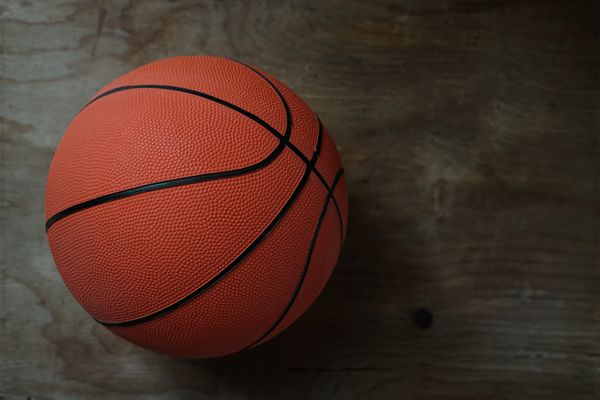 بسکتبال روی میز چوبی قدیمی