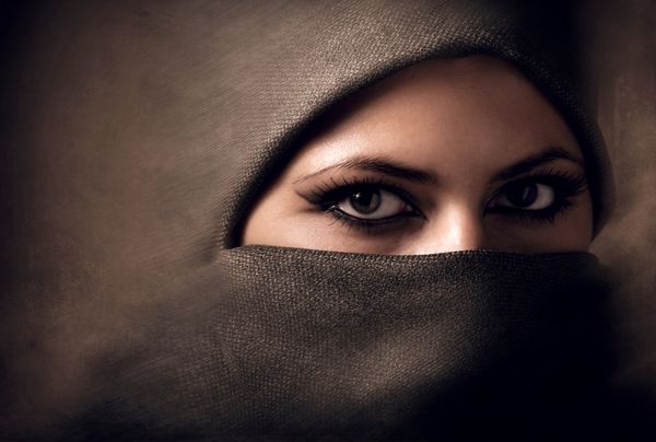 زن جوان عرب با حجاب یاشمک