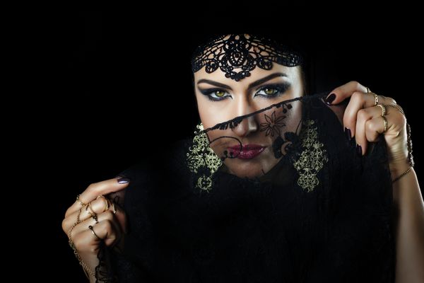 زن جوان زیبای قفقازی با چادر مشکی روی ج لباس عربی حصاردار