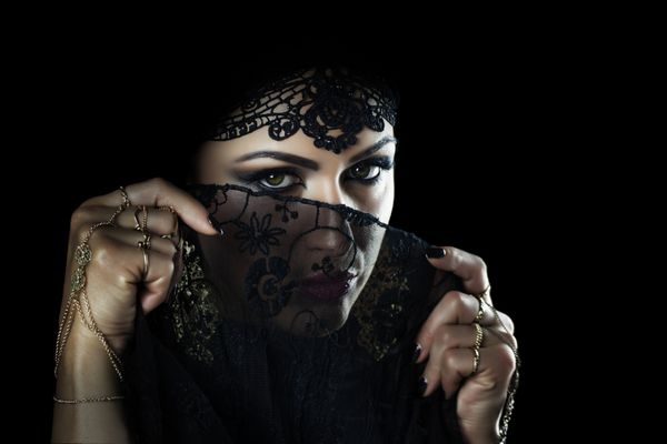 زن جوان زیبای قفقازی با چادر مشکی روی ج لباس فانتزی عربی