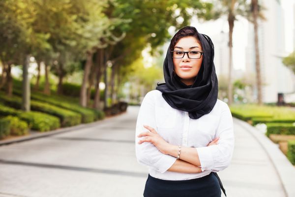زن مسلمان مختلط زیبا در خیابانی از شهر دبی