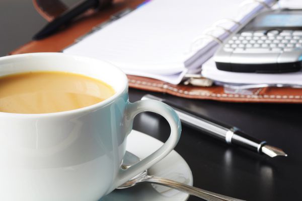 یک فنجان قهوه در دفتر تجاری نشان دهنده موفقیت است