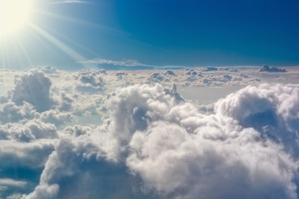 از بالا آنقدرها هم وحشتناک نیست ابرهای طوفانی از بالا با خورشید می درخشیدند نمایی از هواپیما