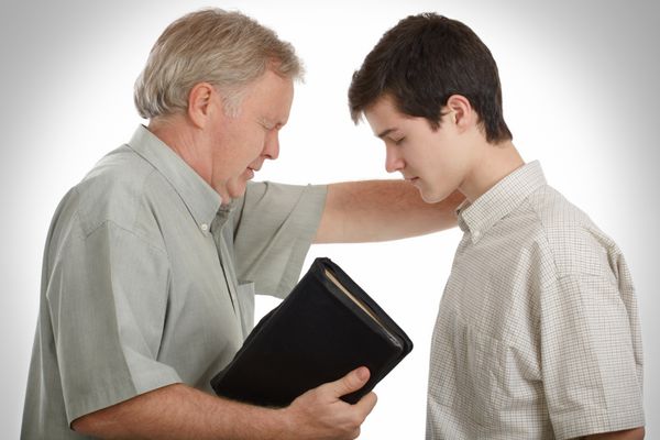 پدری که پسرش را به دعا برای پذیرایی از عیسی هدایت می کند