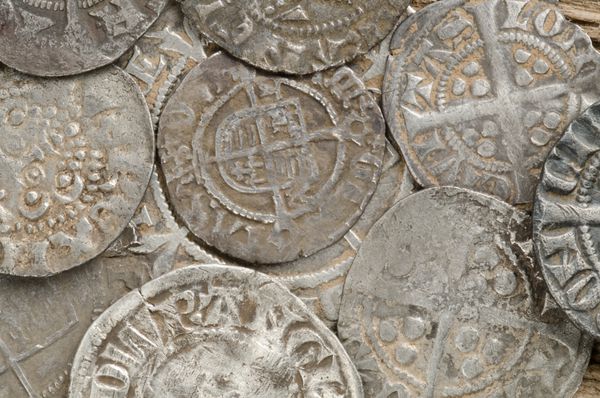 تصویر نزدیک از سکه های چکش خورده انگلیسی باستان