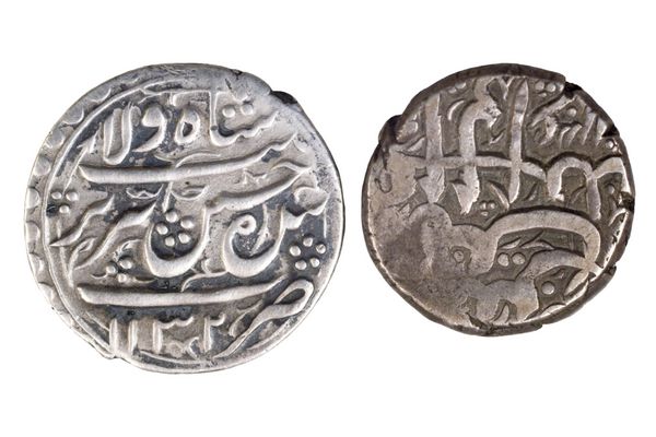 سکه نقره باستانی عربی جدا شده روی سفید