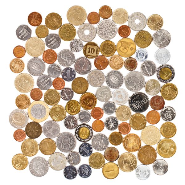 مجموعه سکه های مختلف در پس زمینه سفید