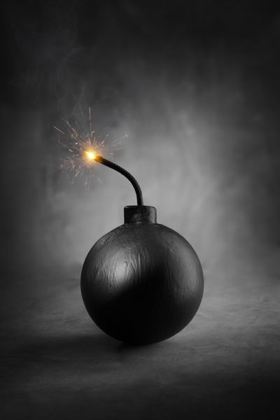 یک بمب سیاه گرد به سبک کارتونی با فیوز در حال سوختن