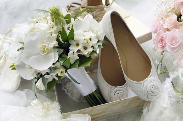 دسته گل عروس و کفش عروس
