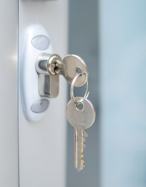 قفل درب با کلیدهای ماکرو - مفهوم املاک و مستغلات