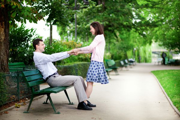 زوج خوشبخت در یک پارک پاریسی