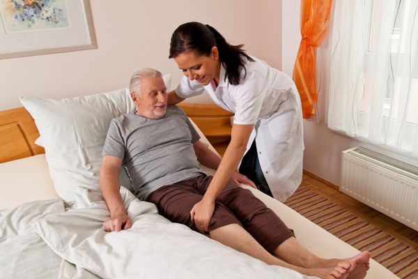 یک پرستار در مراقبت از سالمندان در خانه های سالمندان
