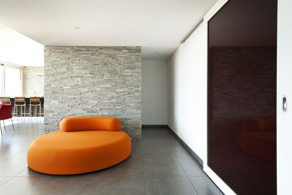 داخلی اتاق با صندلی راحتی نارنجی