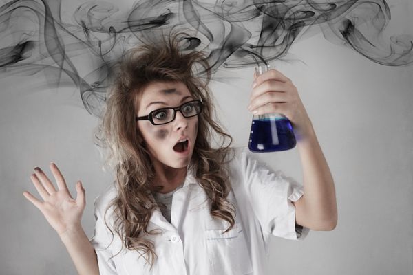 دانشمند دیوانه در آزمایش علمی شیمی اشتباه خطرناکی مرتکب شد
