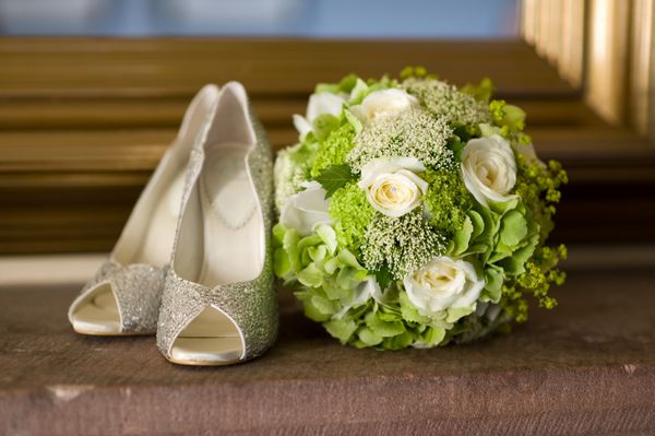 کفش عروسی و دسته گل عروسی از رز سفید