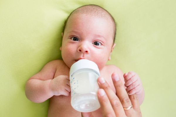 پدری که به نوزادش از شیشه شیر شیر می دهد