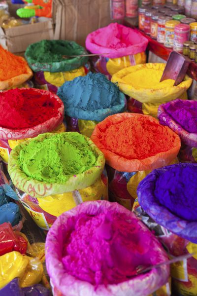 انبوهی از پودر رنگی برای هولی جشنواره هندی