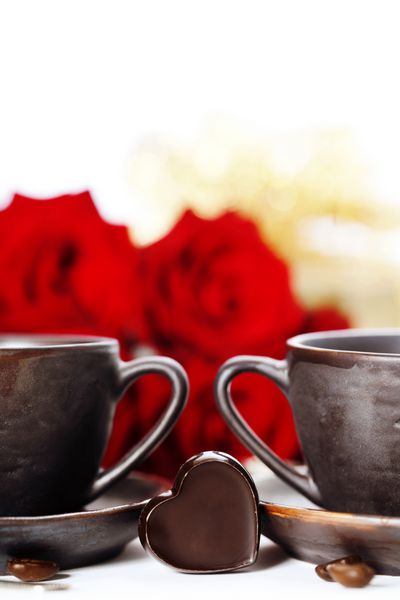 گل رز قرمز و قهوه برای روز