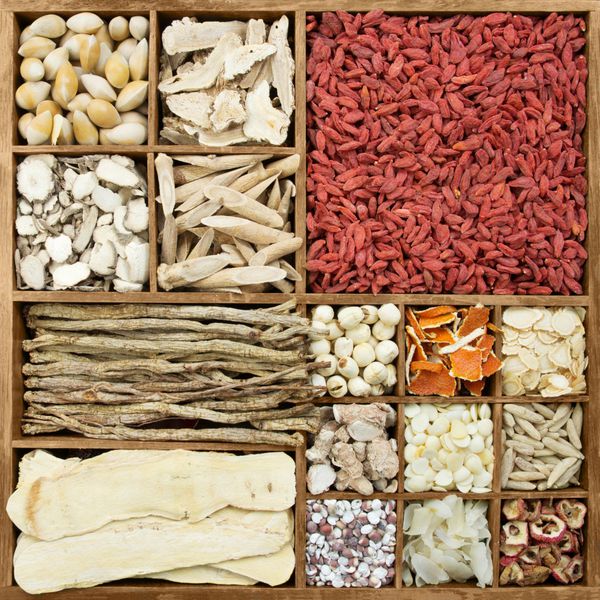 داروهای گیاهی چینی در یک جعبه چوبی روستایی