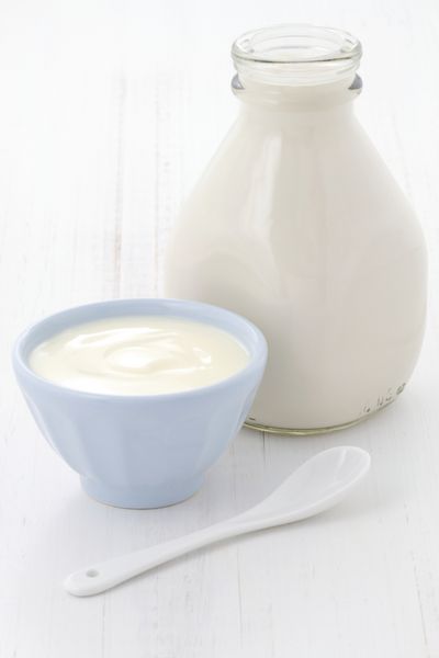 ماست ساده و بطری شیر خوشمزه مغذی و تازه