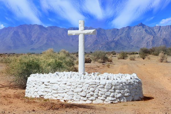 صلیب محراب سفید در صحرای منفرد