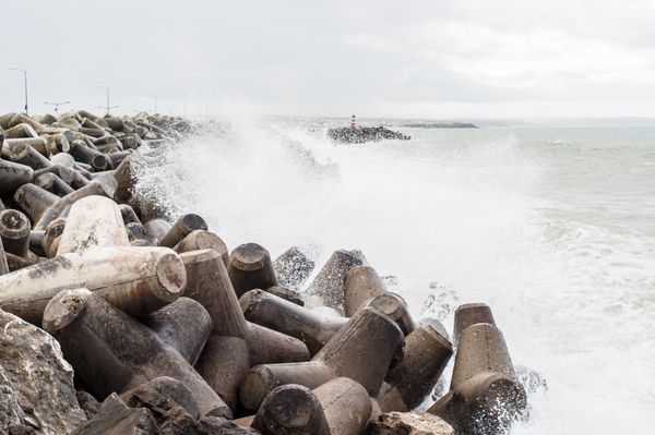 موج شکن بلوک بتنی مورد اصابت امواج اقیانوس اطلس پنیچ پرتغال