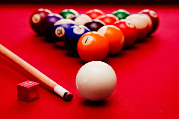 بازی بیلارد استخر توپ نشانه نشانه توپ های رنگی در مثلث گچ میز پارچه ای قرمز