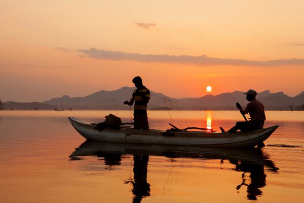 منظره منظره در دریاچه بزرگ در سریلانکا با ماهیگیران در قایق
