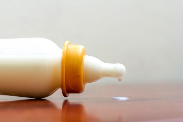 بطری شیر برای نوزاد