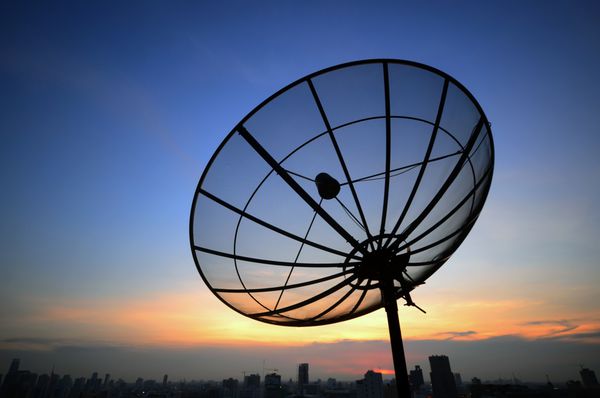شبکه فناوری ارتباطات دیش ماهواره ای آسمان غروب خورشید