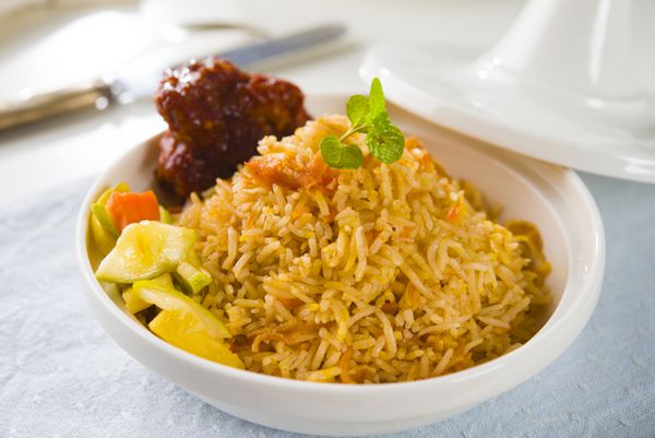 برنج مرغ بریانی به سبک تاجین عربی با غذاهای سنتی هندی پخته شده است