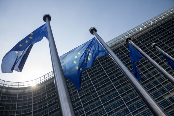کمیسیون اتحادیه اروپا پرچم های اروپا را در بروکسل می سازد