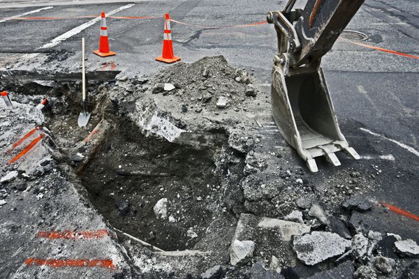ردیابی بیل مکانیکی در خیابان آسفالت تعمیر جاده