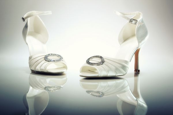 یک جفت کفش سفید عروس شیک