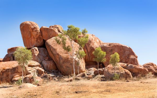 تشکیل تخته سنگ های گرد در استرالیای مرکزی به نام تیله شیطان
