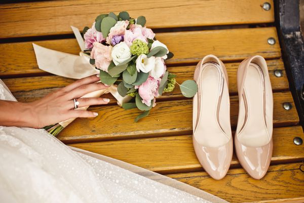 نمای نزدیک از دسته گل عروسی و کفش عروس