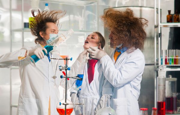 شیمیدانان عجیب و غریب در حال آماده سازی یک آزمایش علمی در آزمایشگاه