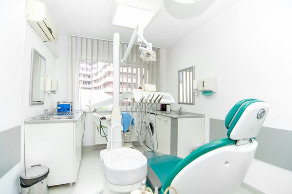 ابزار دندانپزشکی و صندلی حرفه ای دندانپزشکی در انتظار استفاده توسط متخصص ارتودنسی