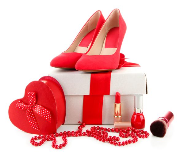 کفش زنانه قرمز زیبا جعبه هدیه و لوازم آرایشی جدا شده روی سفید