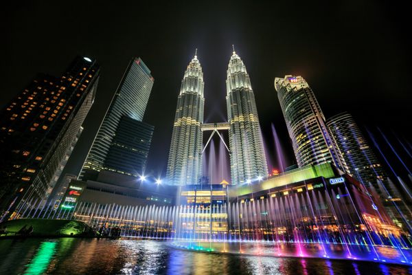 کا لومپور مالزی - 13 آوریل نمایش فواره های رنگارنگ برج های دوقلوی پتروناس در 13 آوریل 2013 کا لومپور مالزی