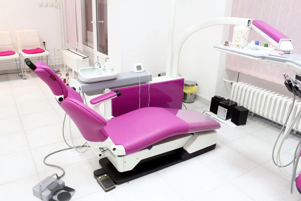 داخلی کلینیک دندانپزشکی با صندلی و تجهیزات