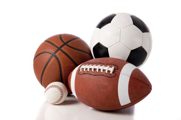 گروهی از توپ های ورزشی روی زمینه سفید شامل توپ بیس بال یک فوتبال آمریکایی یک بسکتبال و یک توپ فوتبال
