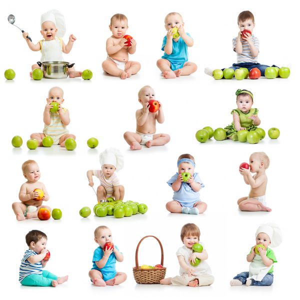 مجموعه ای از نوزادان و بچه هایی که سیب می خورند جدا شده روی سفید