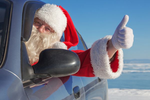 پرتره بابا نوئل در ماشین حرکت شست بالا