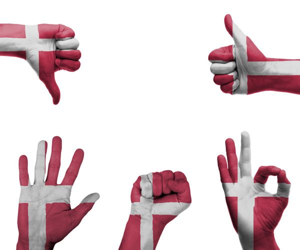 مجموعه ای از دست ها با حرکات مختلف در پرچم دانمارک پیچیده شده است