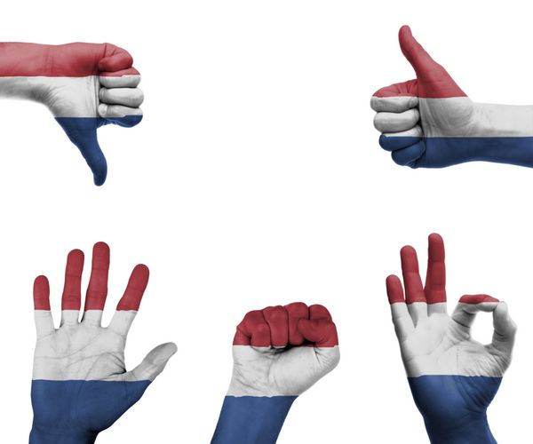 مجموعه ای از دست ها با حرکات مختلف در پرچم هلند پیچیده شده است