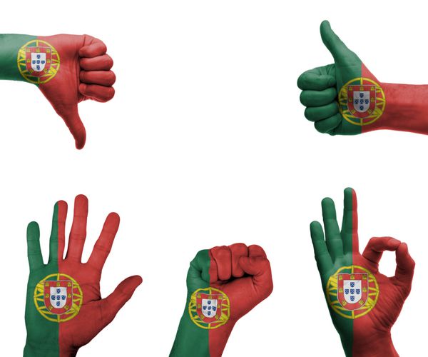 مجموعه ای از دست ها با حرکات مختلف در پرچم پرتغال پیچیده شده است