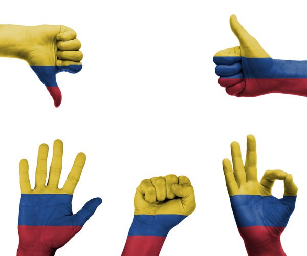 مجموعه ای از دست ها با حرکات مختلف در پرچم کلمبیا پیچیده شده است