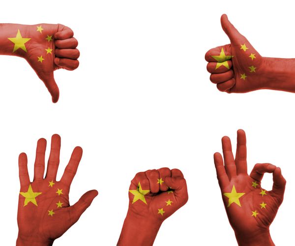 مجموعه ای از دست ها با ژست های مختلف در پرچم چین پیچیده شده است