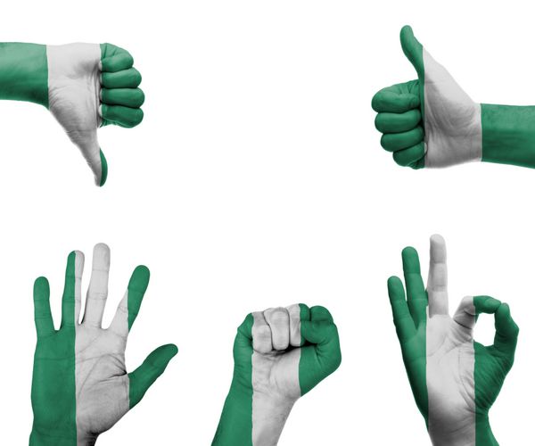 مجموعه ای از دست ها با حرکات مختلف در پرچم نیجریه پیچیده شده است